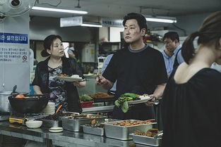 人们在餐厅吃饭