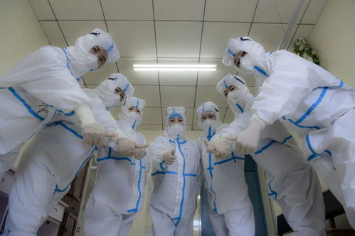 白衣天使们在努力工作