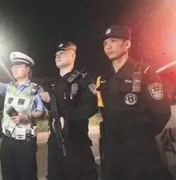 这是警察执法现场的照片