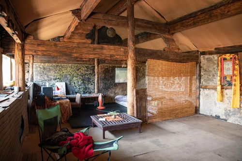 年轻人在房间练习音乐