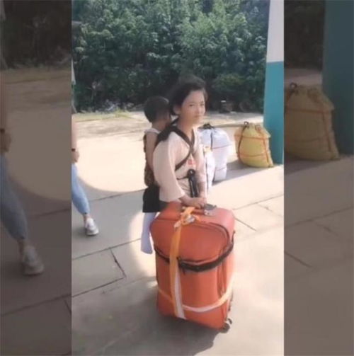 新疆小姐姐：去北京再不用背着馕啦！