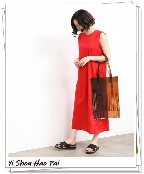 琥珀色连衣裙搭配金色饰品