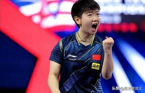 孙颖莎王楚钦站在乒乓球台前