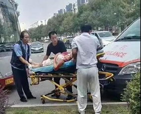 冰雹突袭！女子受伤，两位英雄男子勇敢相助