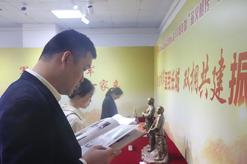 人们在艺术展览现场参观