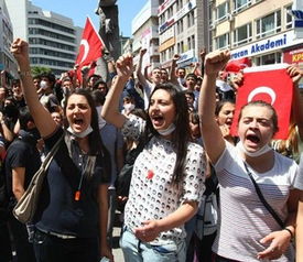 民众走上街头反对“台独”