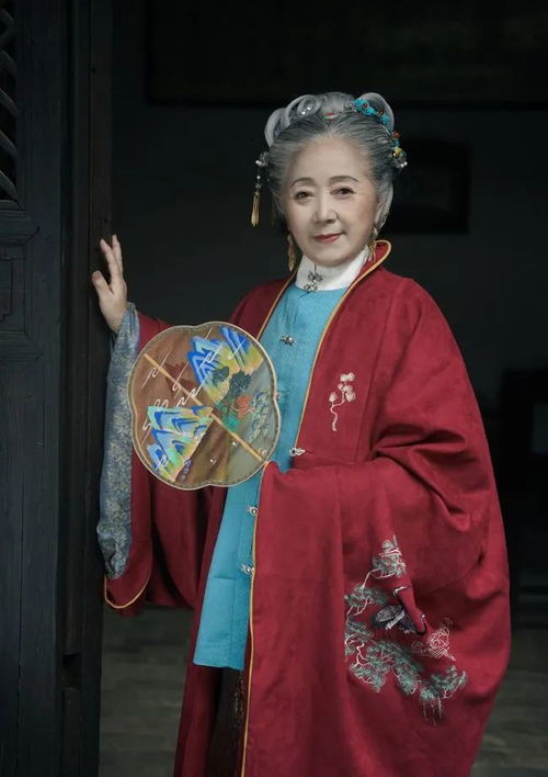 店内在穿古装的老人