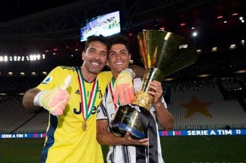 孙颖莎和王楚钦捧起冠军奖杯的喜悦画面