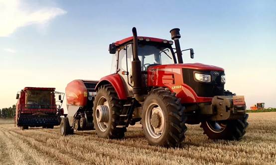 破旧的东方红农机