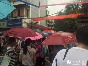 教资考试突发状况！多名考生手机被雨水泡坏