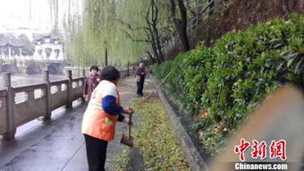 环卫工人清理道路