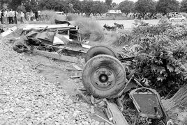 起火爆炸后的车辆残骸