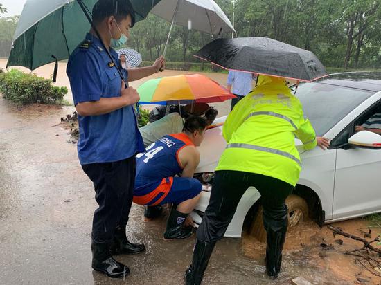 防汛人员救助被困车辆