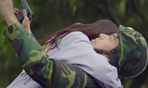 浙江小伙再入军营，女友依依不舍泪相送