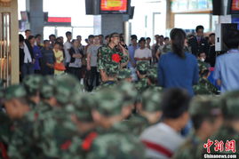 家人送别入伍青年