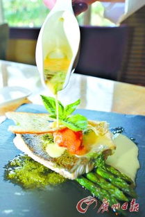 清蒸鲈鱼配西兰花