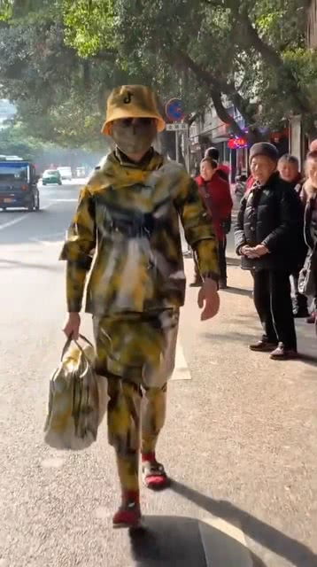 奇装异服的廉航乘客