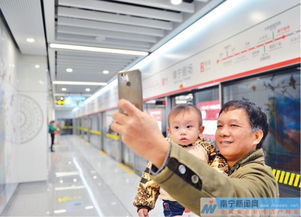 乘客在地铁中享受便捷出行