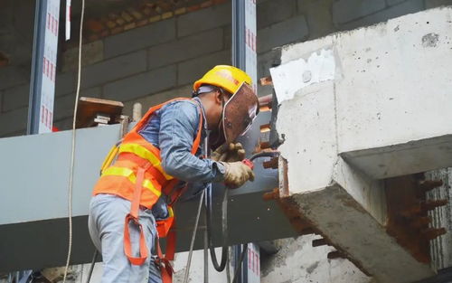 这是工人师傅在忙碌施工的画面