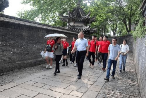 参观文化遗址场景