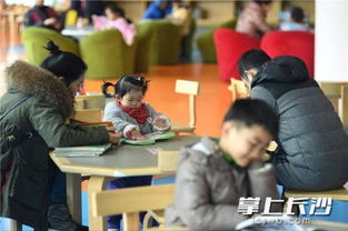 一家人其乐融融地在图书馆看书