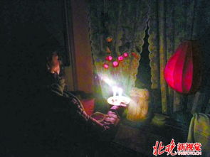 居民点蜡烛应对停电