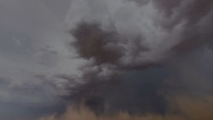 实拍朝阳惊现“怪异”云层，气象专家揭秘真相！