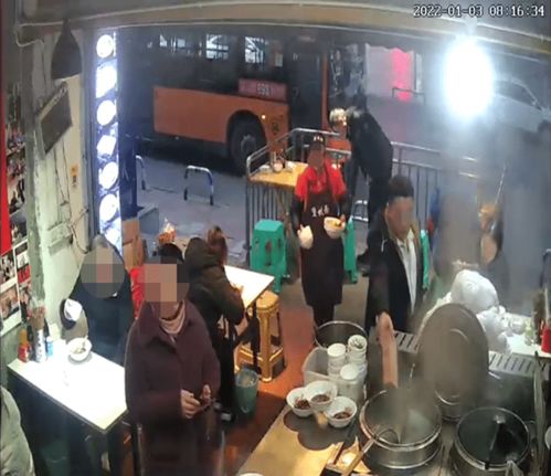 餐厅老板认真查看监控画面