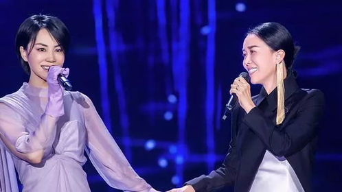 那英和王菲同台表演的画面