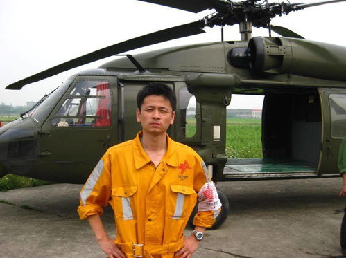 穿着白大褂的工人正在检验牛奶质量