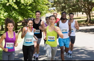 一群人在公园里跑步