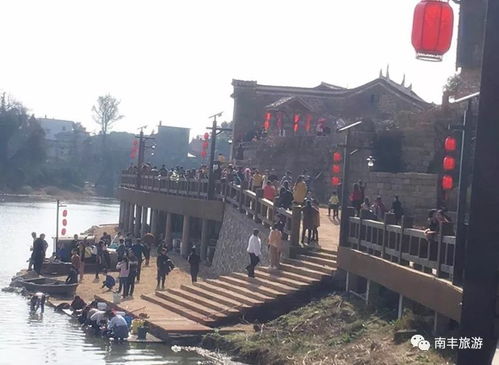 市民徒步游古城活动场景