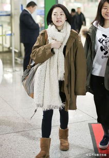 人们穿着厚重衣服御寒