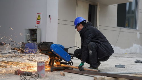 工人操作氢氟酸设备