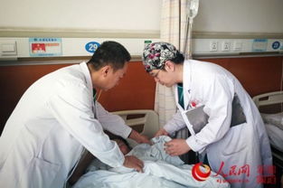 医生正在查看病人病情