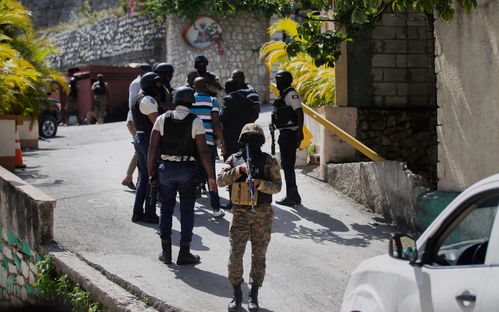 调查人员在现场工作