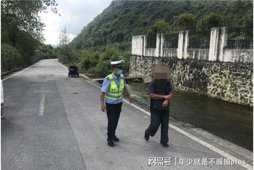 老人手臂受伤，女子提醒金镯被剪，背后真相令人深思！