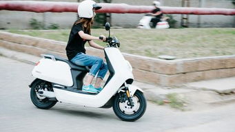 小型电动车在街头疾驰