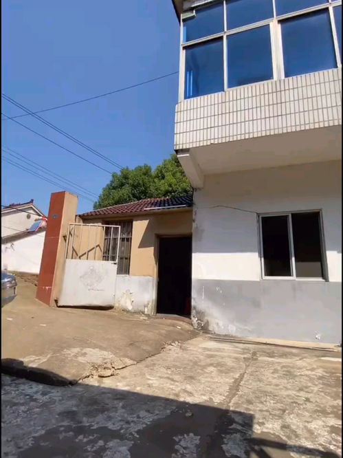 这是改造后的自建房夜晚灯光亮起的美景