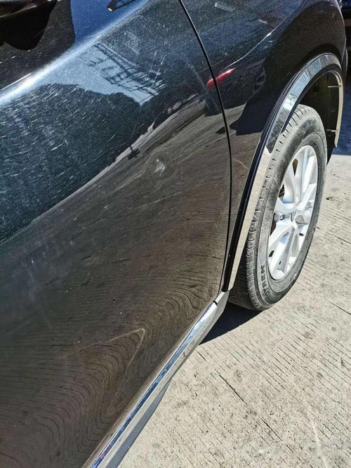 大连暴雨致汽车被淹，防汛人员全力排水