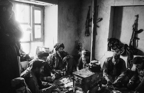 激烈争论的人群