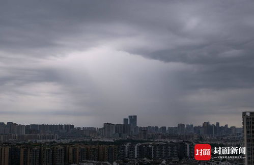 成都遭遇强对流天气，居民见证惊魂时刻