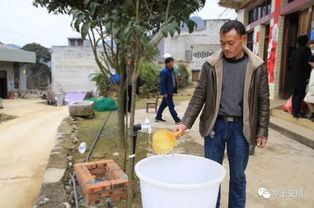 村民因喝上清澈自来水而露出笑容