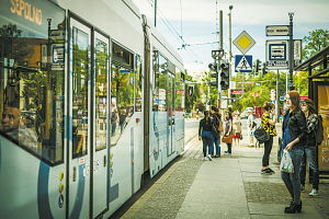 王毅到访波兰：中欧班列畅通至关重要！