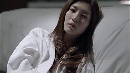 女孩因被骗而哭泣