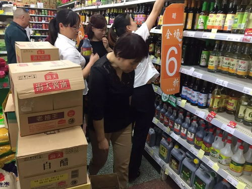 员工认真制作饮品