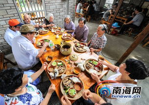众人围桌享受美食