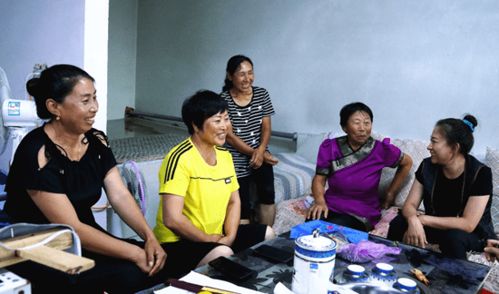 居民们围在一起讨论此事