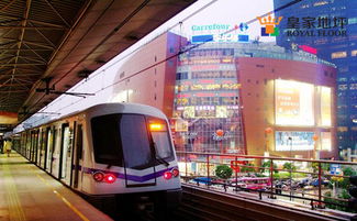 人潮涌动的地铁站台