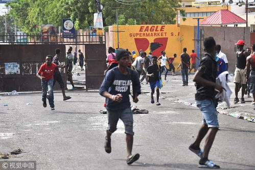 民众在街头抗议的场景